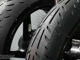 Bahaya Pasang Ban Motor Depan dan Belakang dengan Ukuran Sama, Begini Penjelasannya