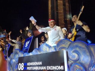 Seskab Teddy Bagi-bagi Hadiah saat Karnaval HUT RI di Bundaran HI