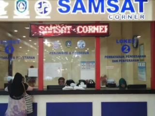 Warga Padang Buruan ke Samsat, Pemutihan Pajak Kendaraan 2025 Diperpanjang