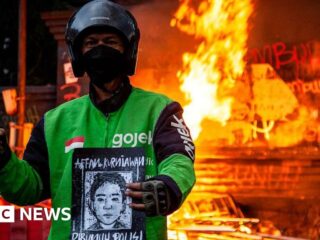 Bagaimana kematian seorang sopir pengiriman menyulut api Indonesia