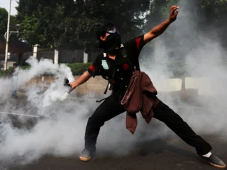 Indonesia dalam kekacauan: Lima orang Indonesia memberikan pandangan tentang alasan dan cara memperbaikinya
