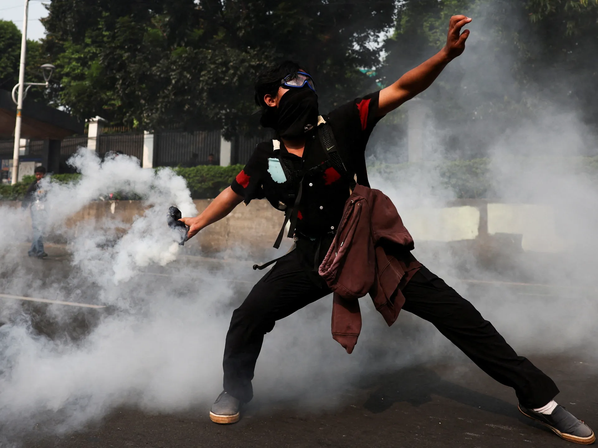 Indonesia dalam kekacauan: Lima orang Indonesia memberikan pandangan tentang alasan dan cara memperbaikinya