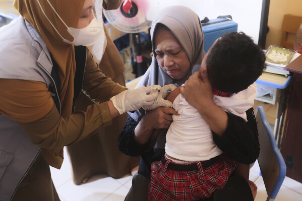 Indonesia meluncurkan kampanye vaksinasi campak setelah 17 orang meninggal dalam wabah tersebut